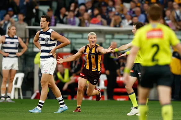 Le meilleur joueur de Hawthorn le lundi de Pâques, Jack Ginnivan, célèbre la victoire, tandis que l'attaquant désespéré de Geelong, Shannon Neale, déplore la défaite.