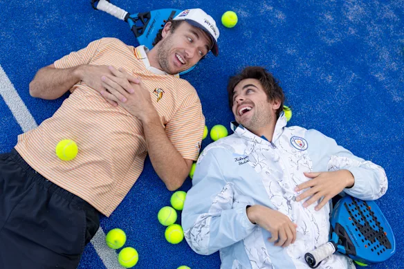 Steele (à gauche) dit qu'il espère que son podcast fait partie du mouvement contre la manosphère.