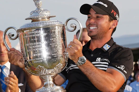 Jason Day soulève le trophée Wanamaker après avoir remporté le championnat PGA 2015.