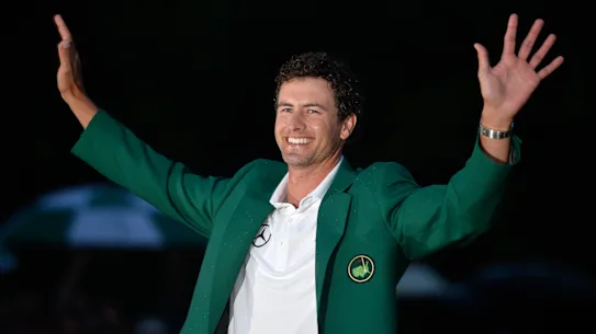 Adam Scott célèbre dans sa veste verte après avoir remporté le US Masters 2013.