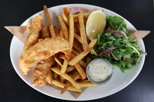 Fish and chips au restaurant et bar The Wharf.