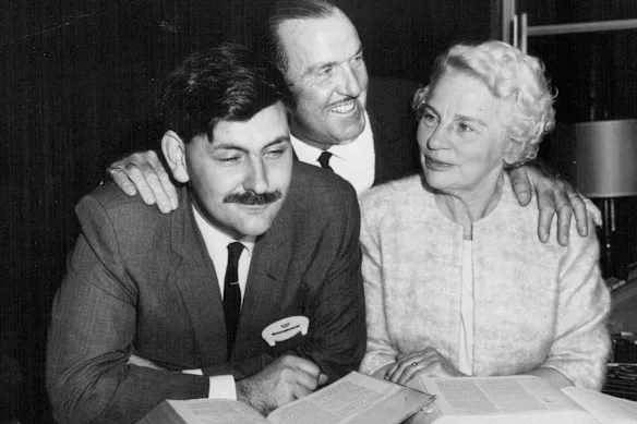 Le mathématicien australien et futur député Barry Jones (à gauche) lors de son record dans le quiz télévisé Pick-a-Box dans les années 1960. 