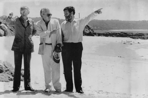 L'explorateur et défenseur de l'environnement Jacques Cousteau (à gauche) avec le ministre de l'Environnement de l'époque, Graham Richardson, puis le ministre des Sciences, Barry Jones, à Jervis Bay en février 1990.