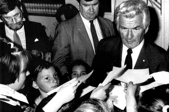 Barry Jones, à gauche, avec Bob Hawke au centre scientifique Questacon à Canberra en 1987.