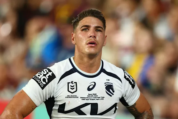 Walsh quitte le terrain après sa blessure.