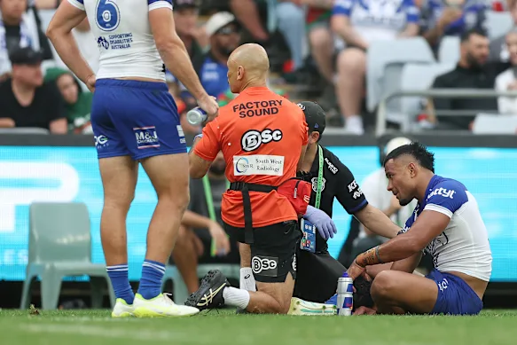 Stephen Crichton se blesse à l'épaule.