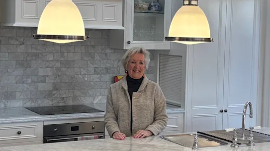 Jane Caro dans la cuisine de sa nouvelle maison.