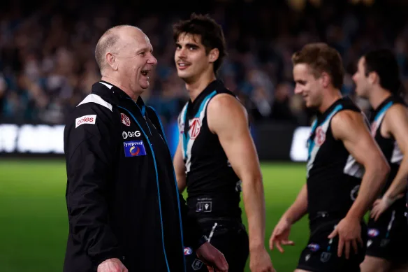 L'entraîneur de Port Adelaide, Ken Hinkley, échange des mots avec les joueurs de Hawthorn après le match.