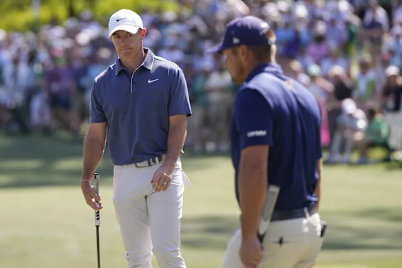 Rory McIlroy et Bryson DeChambeau sur le sixième trou lors de la ronde finale à Augusta l'année dernière.