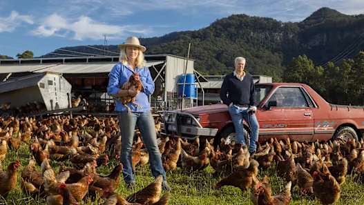 Kristen McLennan dans son élevage de poulets en liberté à Kangaroo Valley avec le cinéaste Ian Darling, dont le documentaire sur le silence et la solitude d'une communauté rurale sera présenté en première au Festival du film de Sydney en juin.