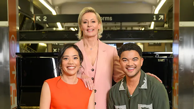 Animatrice de The Piano, Amanda Keller, avec Andrea Lam et Guy Sebastian.