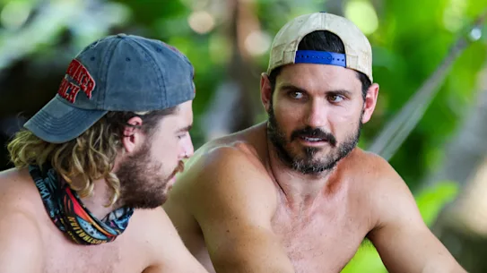 Simon Mee (à droite) sur Australian Survivor: Redemption.