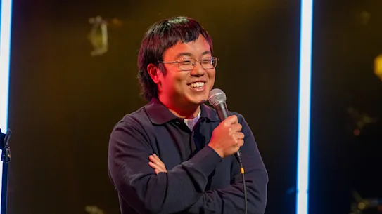 Aaron Chen se produit dans son nouveau stand-up spécial Netflix Secret Garden.