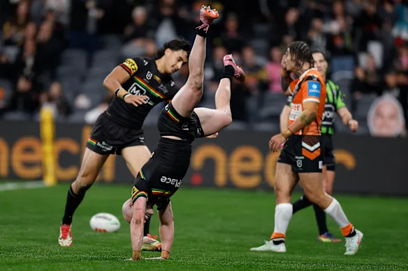 L’arrière des Panthers Dylan Edwards célèbre un essai contre les Wests Tigers en juillet dernier.