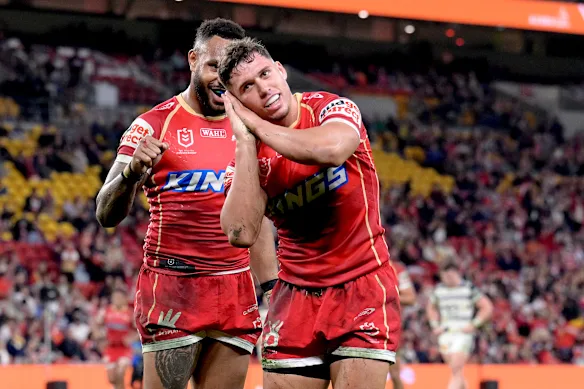 Jake Averillo des Dolphins joue devant les caméras après avoir franchi la ligne d'arrivée contre les Cowboys en juillet 2025.