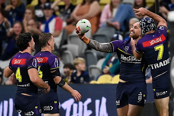 Nelson Asofa-Solomona pose pour un selfie.
