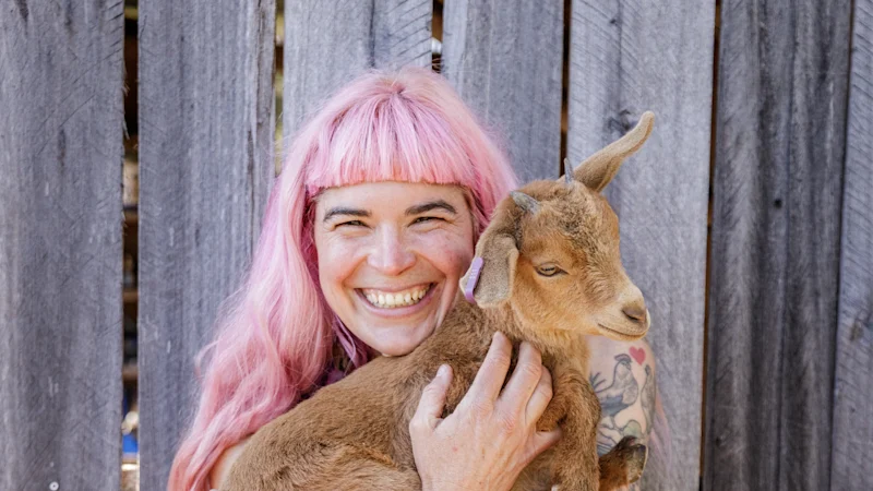 Hannah Moloney, de Gardening Australia, explique comment le jardinage l'aide à surmonter son « trou noir » de doute de soi