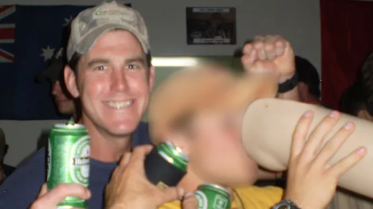 Ben Roberts-Smith (à gauche) avec un ancien collègue buvant dans la jambe prothétique d'un Afghan mort en 2012.