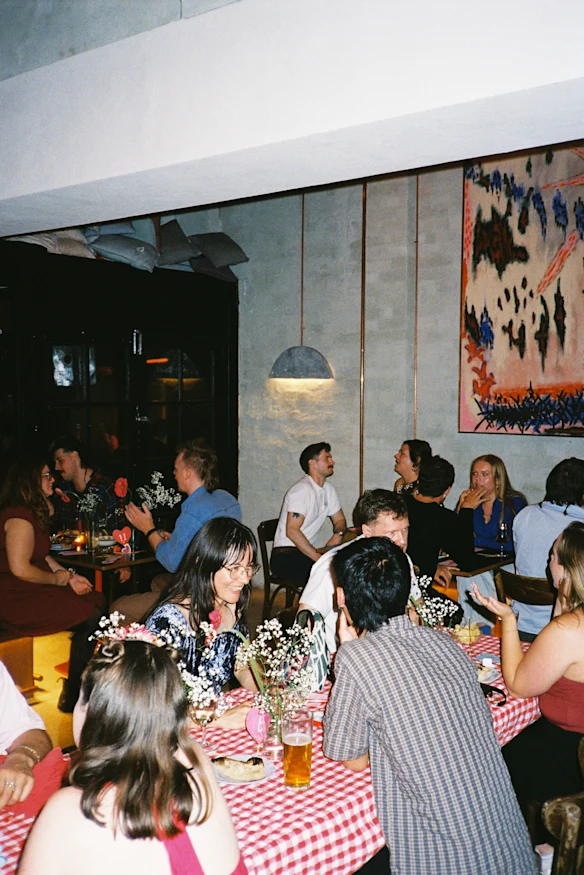 Le Crush Club est devenu si populaire parmi les célibataires de Melbourne que leurs événements attirent désormais de longues listes d'attente. 