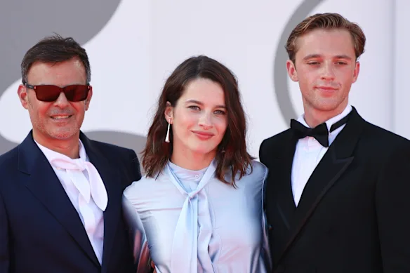 François Ozon, Rebecca Marder et Benjamin Voisin à la première de L'Étranger lors de la Mostra de Venise l'année dernière. 
