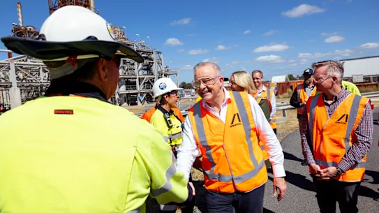 Le Premier ministre Anthony Albanese a salué jeudi matin un employé d'une raffinerie de pétrole du Queensland.