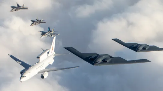 Un Wedgetail de la RAAF, volant en formation avec des avions à réaction australiens et américains.