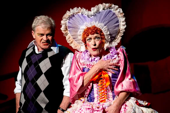 Reg Livermore et Nancye Hayes dans la production Turns de 2011.