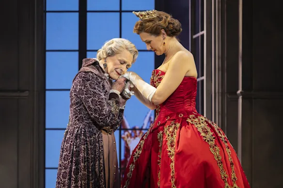 Nancye Hayes et Georgina Hopson dans Anastasia.