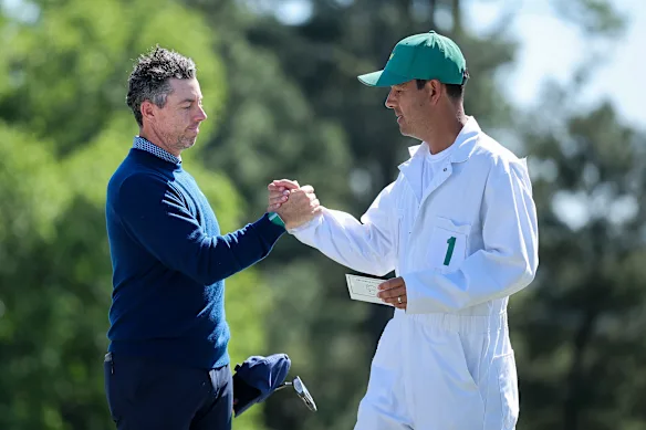 Rory McIlroy et le caddy Harry Diamond se serrent la main le 18 après le premier tour du Masters 2026.