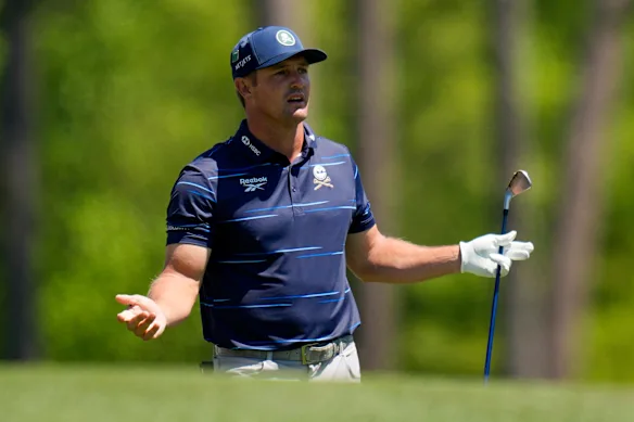 Bryson DeChambeau surveille son coup de départ au 12e trou lors du premier tour.