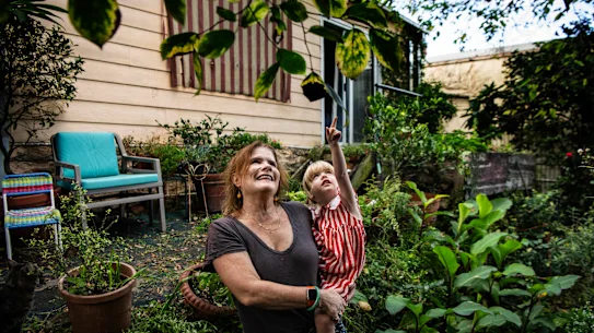 Sarah Connors, chef d'équipe principale et avocate au sein d'un organisme statuaire, a abandonné une journée de travail par semaine pour s'occuper de sa petite-fille Cece.
