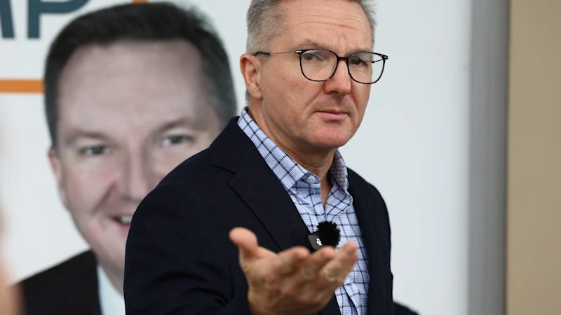 Le pays est « loin » du rationnement de l'essence, déclare Chris Bowen