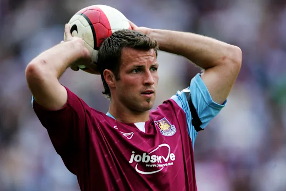 L'ancien capitaine des Socceroos, Lucas Neill, photographié jouant pour West Ham en 2007.