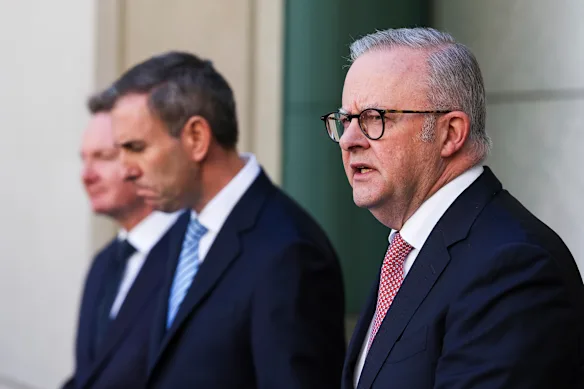 Anthony Albanese annonce lundi la réduction des accises sur le carburant, aux côtés des ministres Chris Bowen et Jim Chalmers.