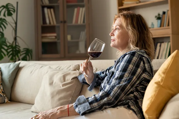 La tolérance des femmes à l'alcool peut diminuer avec l'âge, tandis que la consommation d'alcool peut exacerber certains des symptômes les plus courants de la ménopause.