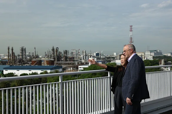 Le Premier ministre Anthony Albanese reçoit vendredi un aperçu des opérations de l'île de Jurong.