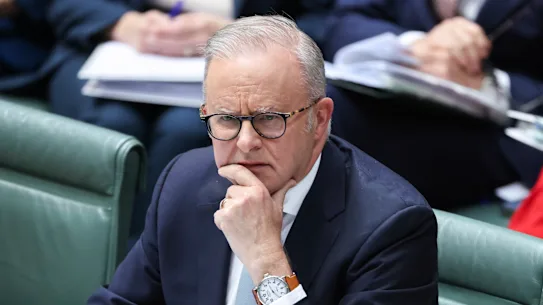 L’année dernière, le gouvernement a réformé les règles de financement des élections, abaissé le seuil des dons politiques à 5 000 $ et introduit la divulgation en temps réel. Cependant, des voix s’élèvent pour réduire encore ce seuil à 1 000 $.