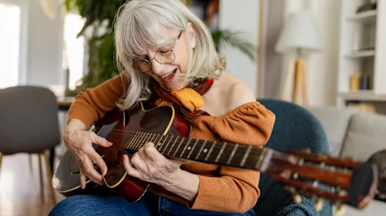 Qui aurait cru qu’être nul à la guitare serait bénéfique à un âge avancé ?