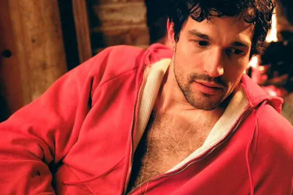 L'acteur Paul Anthony Kelly posant pour US GQ, photographié par Matthew Leifheit.