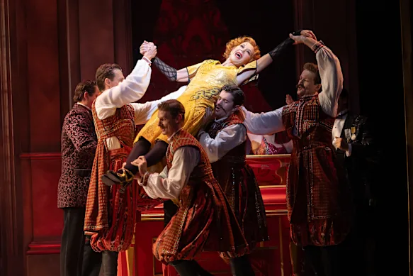 Rhonda Burchmore en donne le maximum dans le rôle de Lily. 