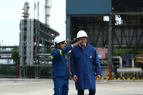 Le Premier ministre Anthony Albanese avec le chef de la Singapore Refining Company, Eso Thomas, lors d'une visite de l'île de Jurong vendredi.