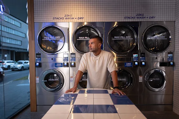 L'emplacement est primordial : les laveries automatiques situées à proximité de commodités telles que des magasins et des cafés auront beaucoup plus de succès, déclare Omer Tas, fondateur de Stacks Laundry.