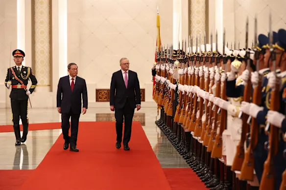 Anthony Albanese et le Premier ministre chinois Li Qiang lors d'une cérémonie au Grand Palais du Peuple à Pékin l'année dernière.
