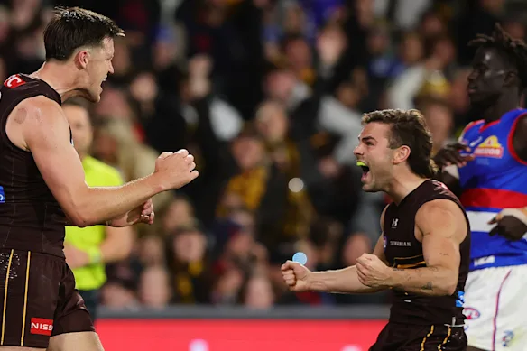 Le grand et le petit : Mitch Lewis et Nick Watson célèbrent un but.