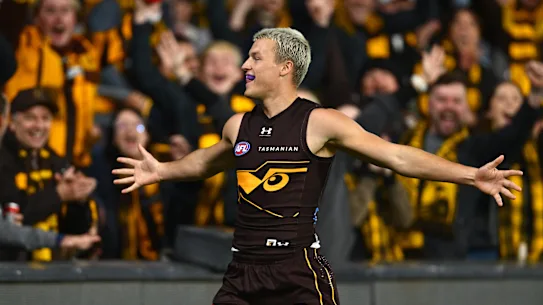 Jack Ginnivan le joue devant la foule après la victoire des Hawks contre les Bulldogs.