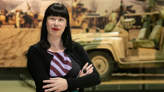 Bliss Jensen dans la galerie du maintien de la paix du Mémorial australien de la guerre.