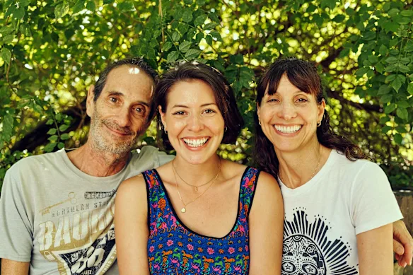 Sofia Levin (au centre) avec son père, Greg, et sa mère, Abby.