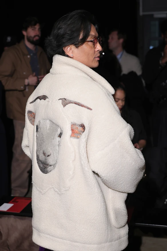 Gurung, photographié à New York, portant sa veste qui « fait toujours rire ».