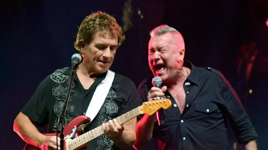 Ian Moss et Jimmy Barnes se produisent avec Cold Chisel à l'hippodrome de Flemington vendredi soir.