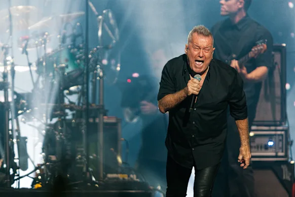 Barnes n’a rien perdu de son énergie sur scène.